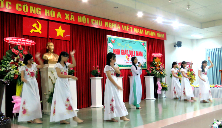 CHÀO MỪNG NGÀY NHÀ GIÁO VIỆT NAM 20-11 NĂM HỌC 2019 - 2020