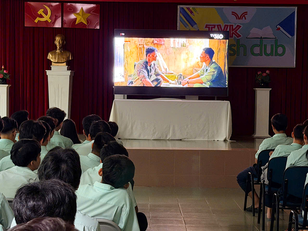 CHIẾU PHIM “MƯA ĐỎ” – HOẠT ĐỘNG GIÁO DỤC  TRUYỀN THỐNG Ý NGHĨA CHO HỌC SINH