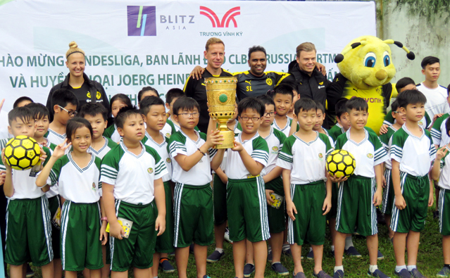 GIAO LƯU VỚI CÂU LẠC BỘ BÓNG ĐÁ BORUSSIA DORTMUND NĂM HỌC 2017 - 2018