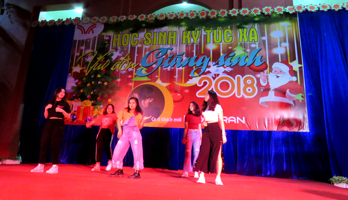HỌC SINH KÝ TÚC XÁ VUI ĐÓN GIÁNG SINH 2018