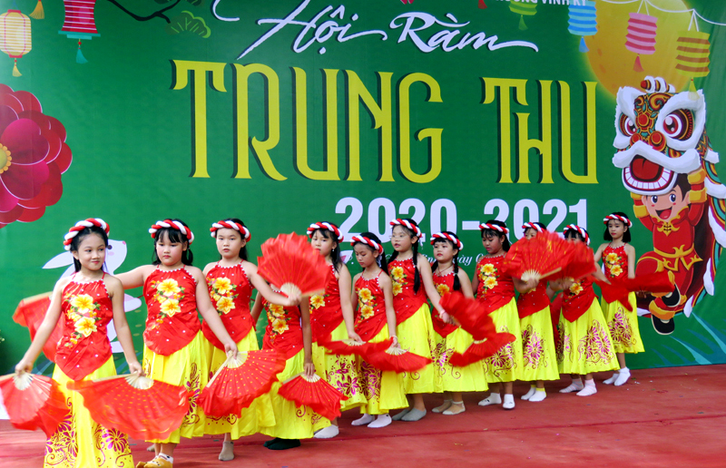 HỌC SINH TIỂU HỌC VUI ĐÓN TRUNG THU  NĂM HỌC  2020– 2021