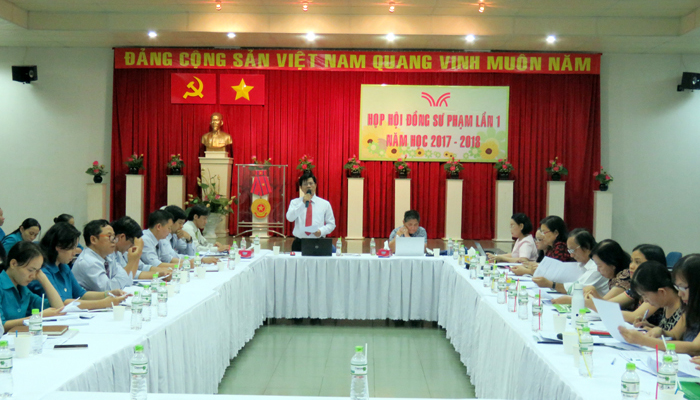 HỌP HỘI ĐỒNG SƯ PHẠM LẦN 1  NĂM HỌC 2017 - 2018