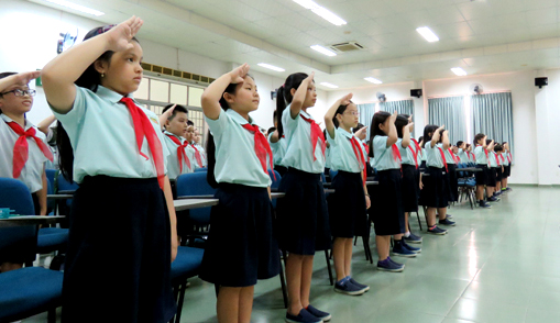 KẾT NẠP ĐỘI VIÊN  KHỐI TIỂU HỌC NĂM HỌC 2017 – 2018