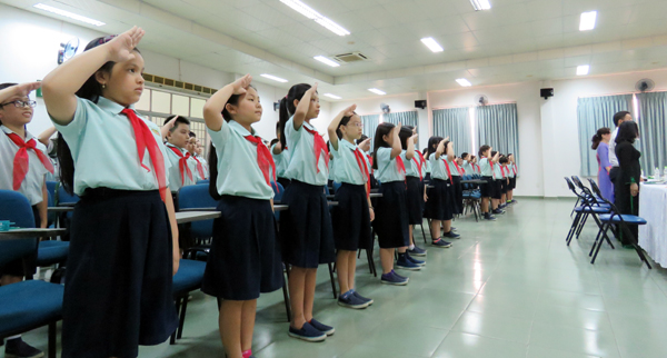 KẾT NẠP ĐỘI VIÊN  KHỐI TIỂU HỌC NĂM HỌC 2017 – 2018