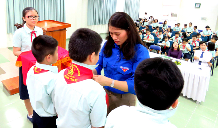 KẾT NẠP ĐỘI VIÊN  KHỐI TIỂU HỌC NĂM HỌC 2019 – 2020