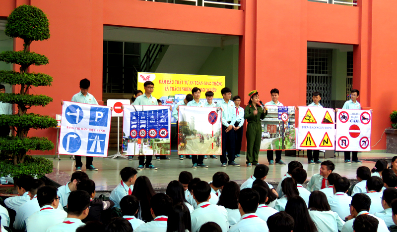 NGOÀI GIỜ LÊN LỚP CHỦ ĐỀ 